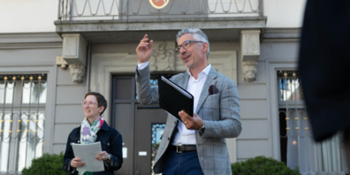 Co-Leiterin des Stadtarchivs Dr. phil. Dorothee Guggenheimer (l.) und IHK-Direktor Markus Bänziger.