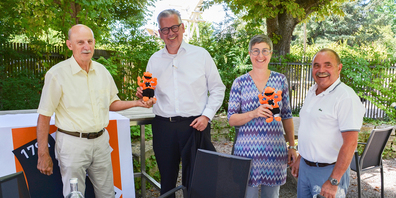 Freuen sich, die langjährige Zusammenarbeit um weitere drei Jahre zu verlängern: Giorgio Behr (Präsident Kadetten Schaffhausen), Thomas Fischer (CEO EKS), Juliane Huber (Kommunikationsverantwortliche EKS) und Kurt Bühlmann (Sales Marketing Kadetten). 