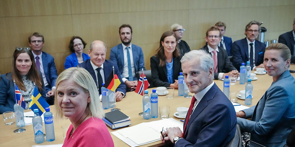 Bundeskanzler Olaf Scholz (SPD) nimmt am Treffen der Nordischen Ministerpräsidentinnen und Ministerpräsidenten mit Jonas Gahr Store (2.vr), Ministerpräsident von Norwegen, Mette Frederiksen (r), Ministerpräsidentin von Dänemark, Sanna Marin (M), M...