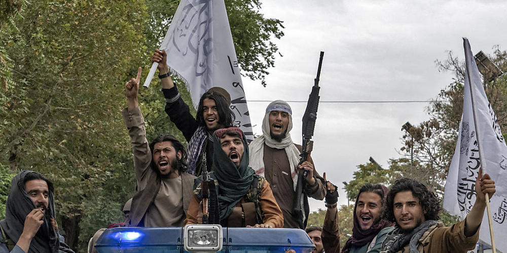 Taliban-Kämpfer feiern ein Jahr nach der Einnahme der afghanischen Hauptstadt Kabul vor der US-Botschaft. Die Taliban feierten den ersten Jahrestag ihrer Machtübernahme, nachdem die vom Westen unterstützte Regierung des Landes geflohen und das afg...