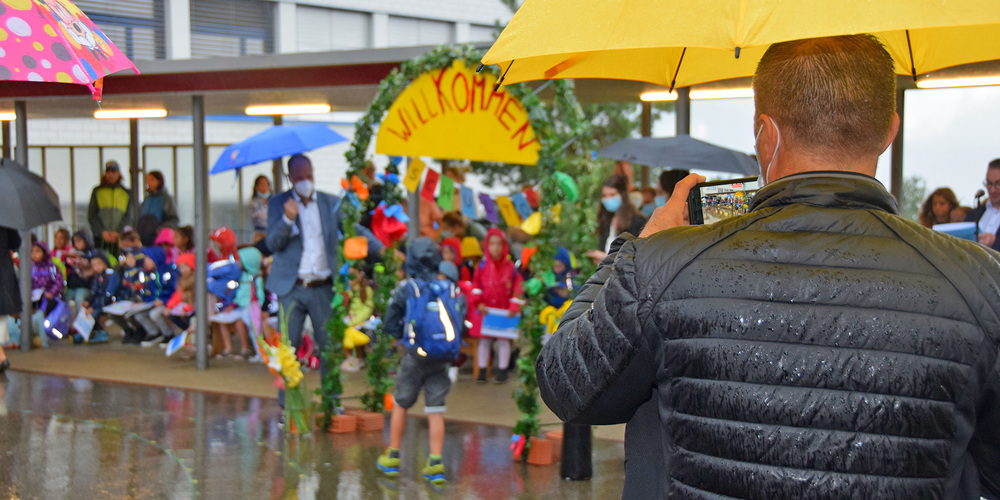 Letztes Jahr erfolgte ein Schulstart im nassen. Heute dürfen die Schülerinnen und Schüler mit Sonne und warmen Temperaturen ihren ersten Schultag feiern. (Archivbild)