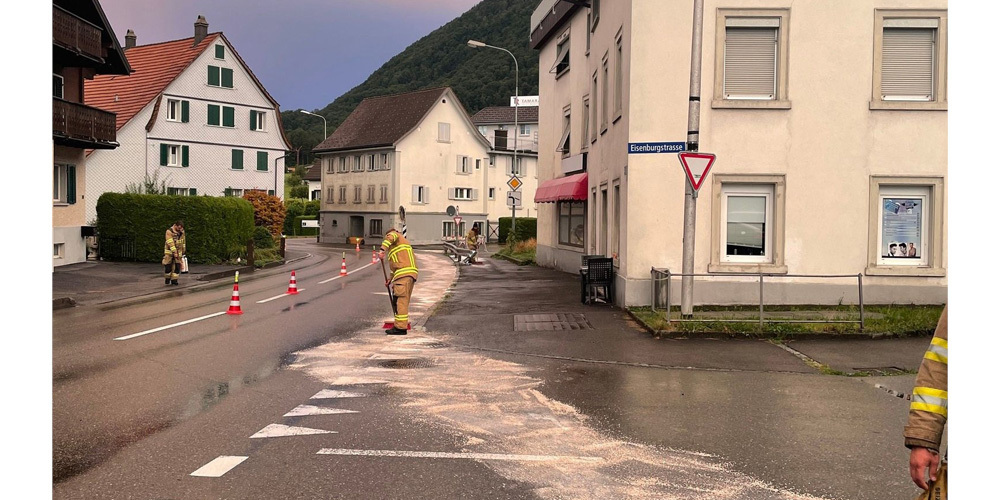 Die Feuerwehr Schübelbach und die Einsatzkräfte der Kantonspolizei wurden nach einem Verkehrsunfall mit folgendem Ölaustritt vor Ort gerufen. 