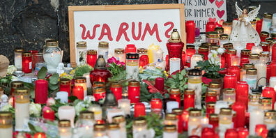 ARCHIV - Vor der Porta Nigra in Trier stellten Menschen zum Gedenken an die Opfer einer Amokfahrt Kerzen auf. Foto: Oliver Dietze/dpa/Archiv