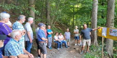 Referent Josef Benz, Revierförster Thal bis Lüchingen, informierte die Gäste über die Arbeiten zur Waldpflege sowie über den Wandel im Wald über die Generationen. 