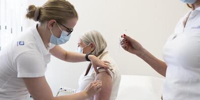 Für viele ältere Menschen steht nun die zweite Booster-Impfung an. (Archivbild)