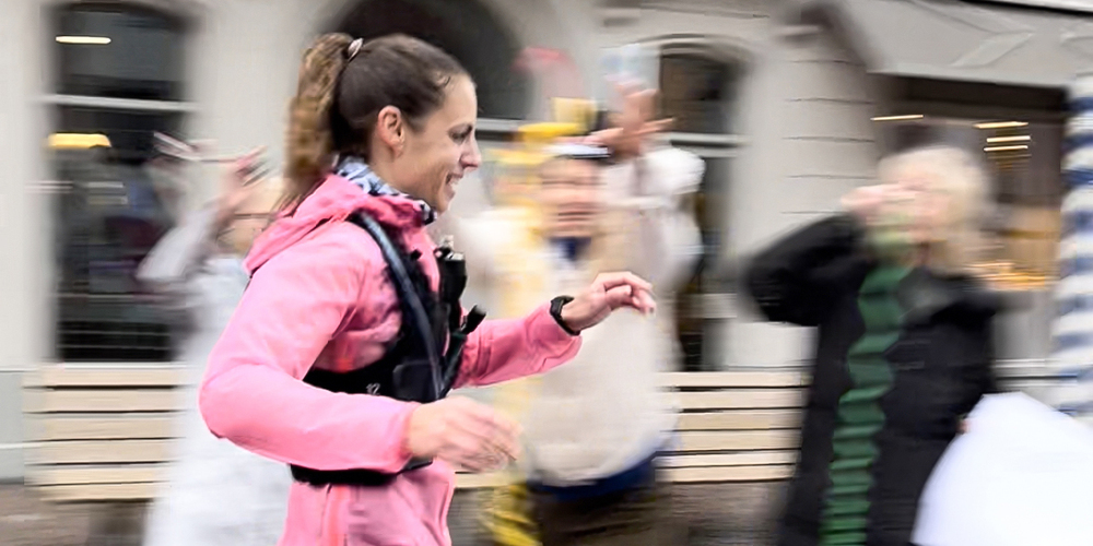 Daria Riekmann beim Zieleinlauf auf dem Fronwagplatz in Schaffhausen.