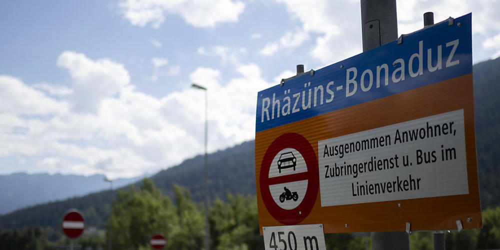 Der Ferienverkehr verursacht im Sommer regelmässig Staus auf der A13 sowie in den Gemeinden im Bündner Rheintal. Nun wurden die getroffenen Massnahmen ausgewertet. (Archivbild)