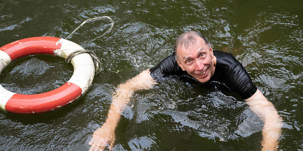 dpatopbilder - Der schwedische Evolutionsforscher Svante Pääbo schwimmt im Außenbereich des Max-Planck-Instituts für evolutionäre Anthropologie in Leipzig in einem Wasserbecken neben einem Rettungsring. Seine Mitarbeiter hatten ihn zuvor hineingew...