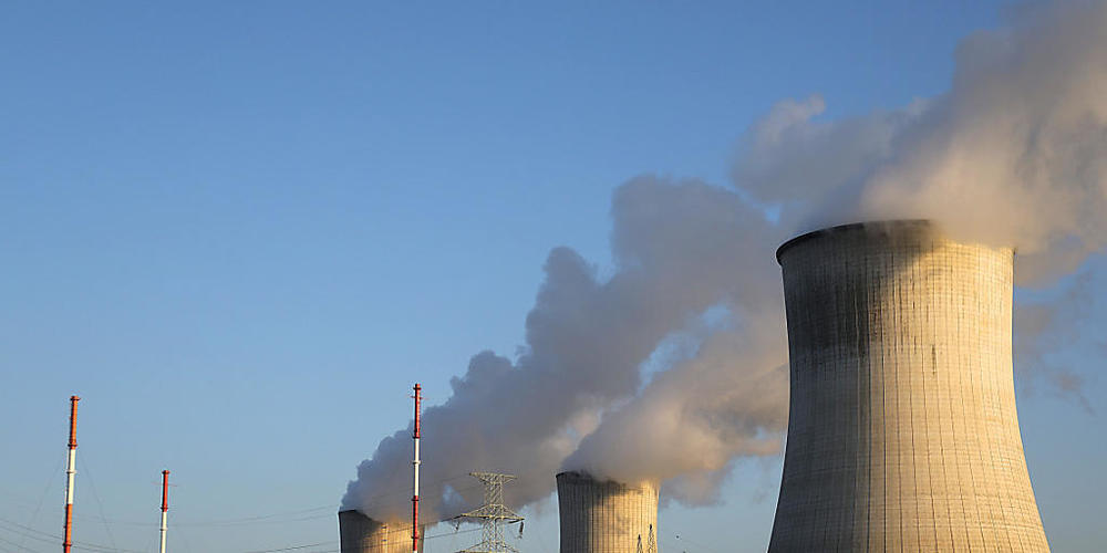 ARCHIV - Wasserdampf steigt aus dem Atomkraftwerk Tihange des Betreibers Engie Electrabel auf. Foto: Oliver Berg/dpa