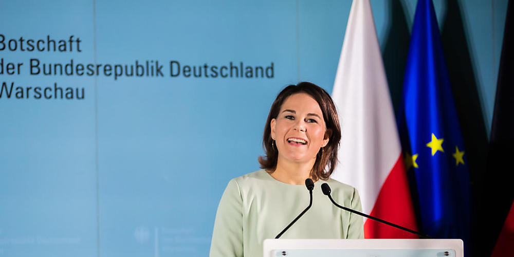 Annalena Baerbock, Außenministerin, spricht bei den Feierlichkeiten zum Tag der deutschen Einheit in der deutschen Botschaft in Warschau. Foto: Christoph Soeder/dpa