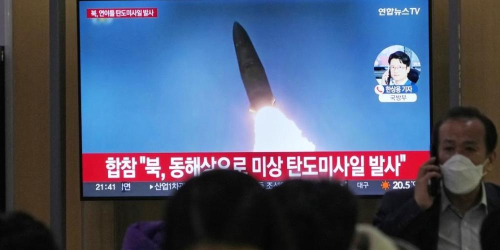 Eine Nachrichtensendung auf einem Bildschirm im Bahnhof von Seoul zeigt einen nordkoreanischen Raketenstart. Foto: Ahn Young-Joon/AP/dpa