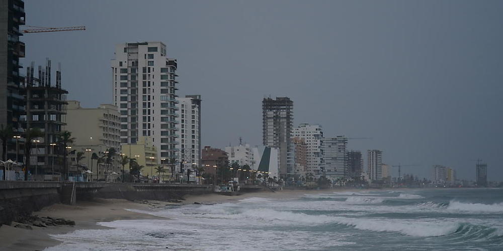 Dunkle Wolken hängen über Mazatlan, Mexiko, vor der Ankunft des Hurrikans «Orlene». Foto: Fernando Llano/AP/dpa