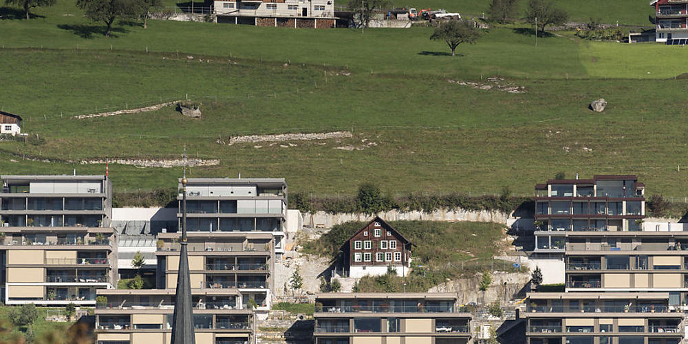 Die Preise für Einfamilienhäuser steigen in der Schweiz weiter. Dies auch nachdem die Schweizerische Nationalbank (SNB) die Leitzinsen angehoben hat.(Archivbild)
