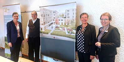 Sie informierten an der Medienkonferenz vom 3. Oktober 2022:  v. l. Stadträtin Helen Alder Frey, Stadtpräsident Wolfgang Giella, Sylvia Egli-Broger (VR-Präsidentin Sana Fürstenland AG) und Karin Schiess (Geschäftsführerin Sana Fürstenland AG).
