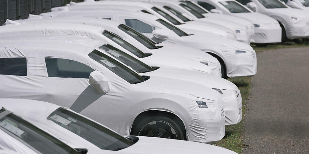 Auf Schweizer Strassen sind im September im Vergleich zum Vorjahr mehr Autos neu zugelassen worden. Es ist dies der erste Monat mit Wachstum seit Ausbruch des Ukraine-Kriegs.(Symbolbild)