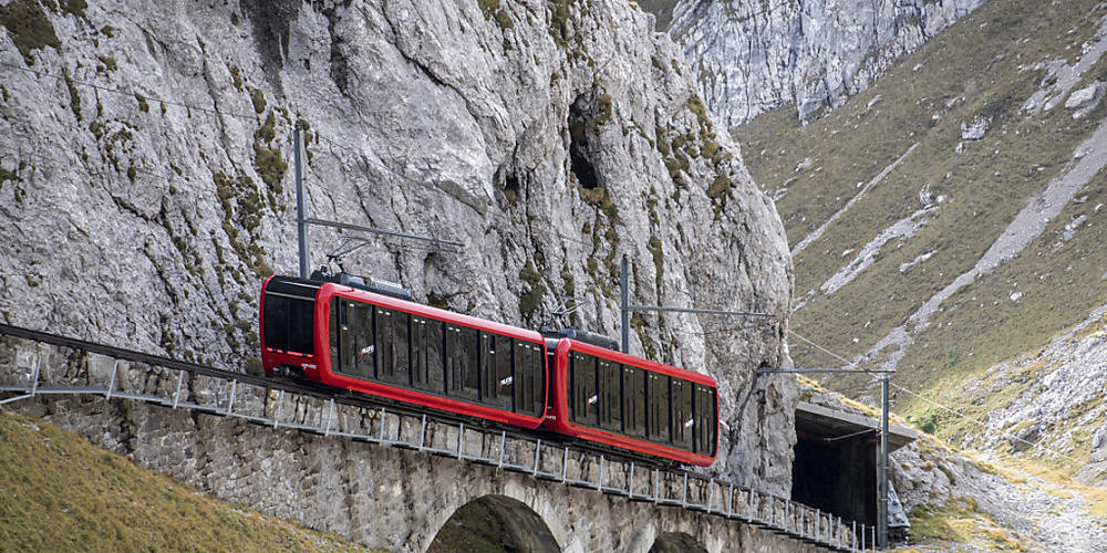 Die neuen Triebwagen fahren in Doppeltraktion von Alpnachstad auf den Pilatus.