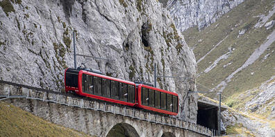 Die neuen Triebwagen fahren in Doppeltraktion von Alpnachstad auf den Pilatus.