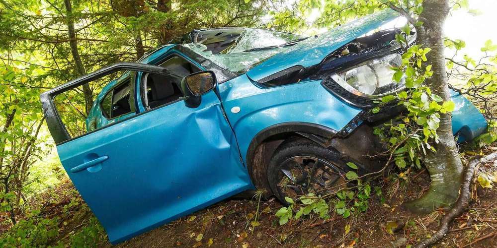 In diesem demolierten Fahrzeug musste der 84-Jährige über drei Stunden ausharren, bis der Unfall entdeckt wurde