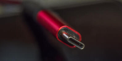 In der EU ist der Weg für einheitliche Handy-Ladekabel nach dem USB-C-Standard frei. Das EU-Parlament stimmte dem zu.(Archivbild)