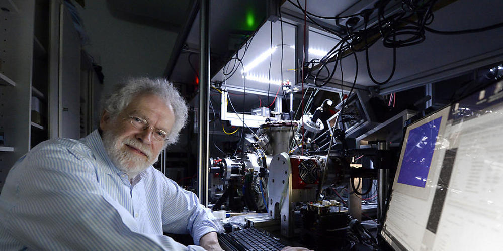 «Dieser Preis ist eine Ermutigung für junge Menschen», sagt der frischgekürte Nobelpreisträger Anton Zeilinger. Foto: Hans Klaus Techt/APA/dpa