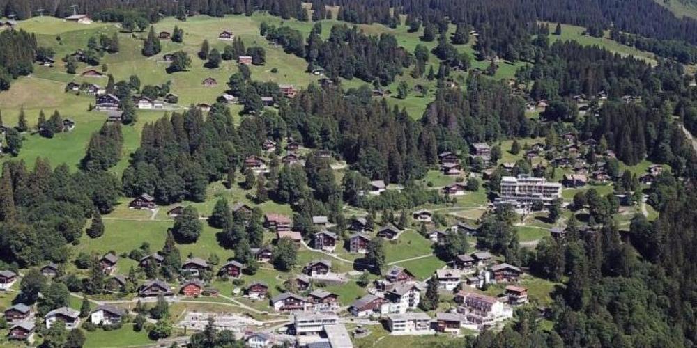 Mit dem geplanten Entwässerungsstollen soll Braunwald besser vor Rutschungen geschützt werden. Nun wird das Projekt teurer.