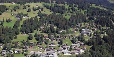 Mit dem geplanten Entwässerungsstollen soll Braunwald besser vor Rutschungen geschützt werden. Nun wird das Projekt teurer.
