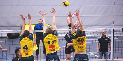 Im ersten Spiel der neuen Saison holen die Joner Volleyballer (vorne) zuhause gegen den Vizemeister Chênois einen Punkt.