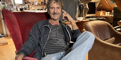Jörg Reichlin in seinem Atelier im selbst umgebauten im Haus in Rüti. 