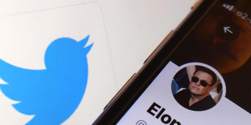 Der Twitter-Account von Elon Musk ist vor dem Logo der Nachrichten-Plattform Twitter zu sehen. Twitter steuert auf Übernahme durch Tech-Milliardär Elon Musk zu. (Symbolbild)