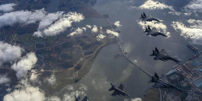 HANDOUT - Auf diesem vom südkoreanischen Verteidigungsministerium zur Verfügung gestellten Foto fliegen F15K-Kampfjets der südkoreanischen Luftwaffe und F-16-Kampfjets der US-Luftwaffe während einer gemeinsamen Übung in Formation. Foto: -/South Ko...