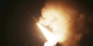 HANDOUT - Auf diesem vom südkoreanischen Verteidigungsministerium zur Verfügung gestellten Foto wird eine Rakete des Army Tactical Missile Systems (ATACMS) während einer gemeinsamen Militärübung zwischen den USA und Südkorea an einem ungenannten O...