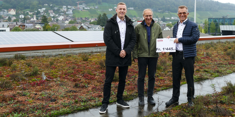 Rik Heule (links) und Ulf Heule (rechts) von der Heule Werkzeug AG übergeben die Spende an Tobias Schmidheini (Mitte) vom Verein Balger Natur. 
