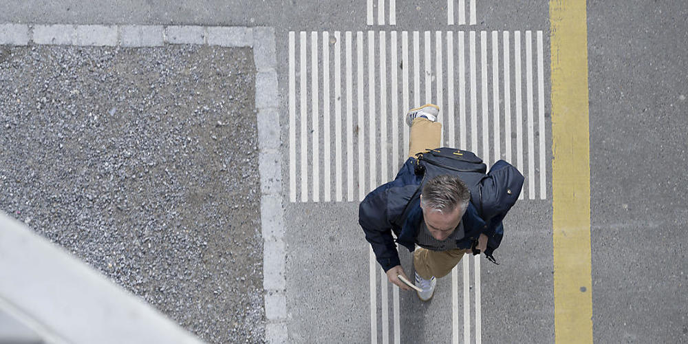 In Winterthur wurde am Montag ein blinder Mann von einem Auto angefahren. Er hatte auf dem Blindenstreifen an einer Bushaltestelle gewartet. (Symbolbild)