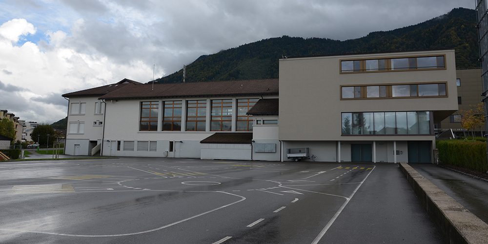 Die Mehrzweckhalle auf dem Schulareal «Am Bach» soll künftig Schulräume beherbergen.