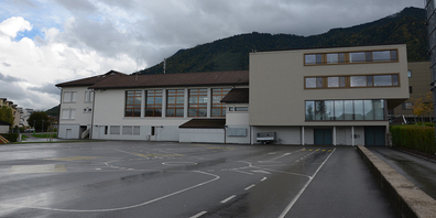 Die Mehrzweckhalle auf dem Schulareal «Am Bach» soll künftig Schulräume beherbergen.