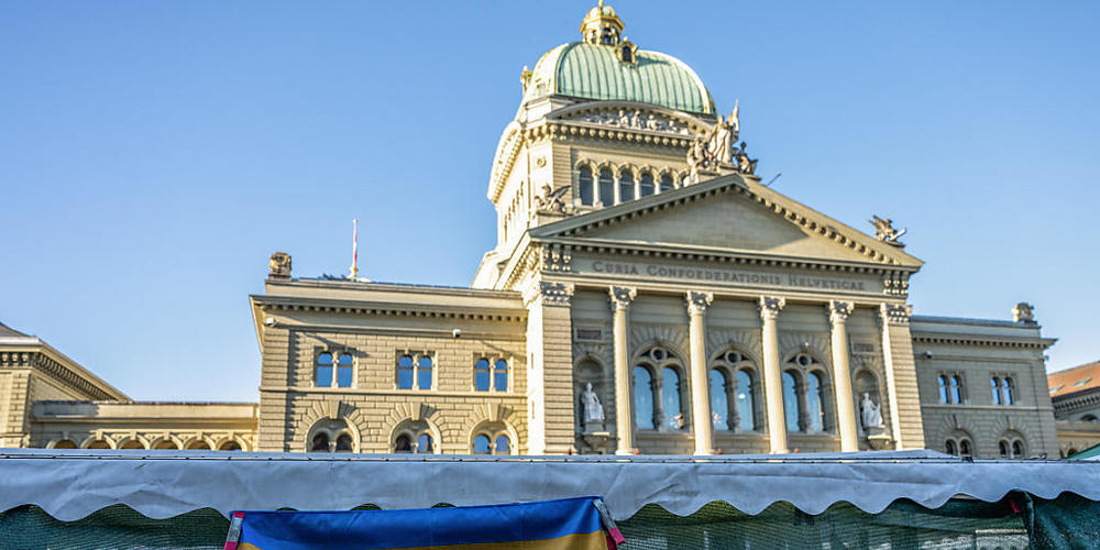 Ein Banner zu der Gletscherinitiative im Juni auf dem Bundesplatz in Bern. (Archivild)