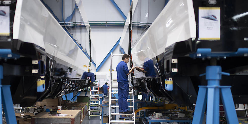 Der Schweizer Zugbauer Stadler Rail hat einen neuen Auftrag aus Stuttgart erhalten. Im Bild eine Fertigungshalle des Bussnanger Unternehmens. (Archivbild)