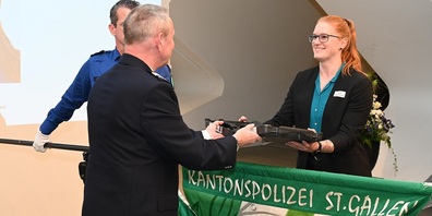 Start zur Ausbildung mit Zeremonie und Waffenübergabe.