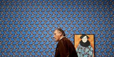 Ein Besucher steht während der Pressevorbesichtigung der Ausstellung «Golden Boy Gustav Klimt» im Van Gogh Museum. Foto: Koen Van Weel/ANP/dpa - ACHTUNG: Nur zur redaktionellen Verwendung im Zusammenhang mit der aktuellen Berichterstattung und nur...