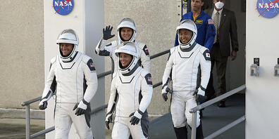 dpatopbilder - Die Astronauten der SpaceX-Crew5 Josh Cassada (l-r) aus den USA, Anna Kikina aus Russland, Nicole Mann aus den USA und Koichi Wakata aus Japan verlassen das Operations- und Checkout-Gebäude, bevor sie sich auf den Weg zur Startrampe...
