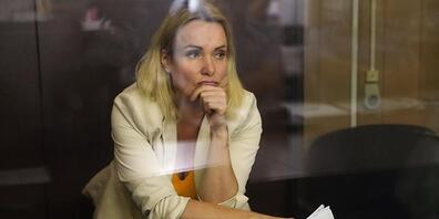ARCHIV - Marina Owsjannikowa, frühere Mitarbeiterin des staatlichen Fernsehsenders Perwy Kanal, die nach einem Protest gegen die russische Militäroperation in der Ukraine im Fernsehen aufhörte, sitzt in einem Gerichtssaal während einer Anhörung. F...