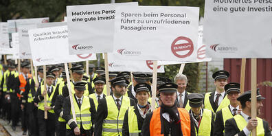 Die Piloten der Swiss bei ihrem Protestmarsch von vergangener Woche. Inzwischen haben die Piloten und ihre Arbeitgeberin einen Schritt aufeinander zu gemacht: Die Verhandlungen zwischen dem Swiss-Chef und der Pilotenspitze sind nicht mehr an Bedin...