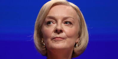 Schlechte Nachrichten für die neue britische Premierministerin Liz Truss, die wegen ihrer Steuer- und Finanzpolitik ohnehin schon massiv unter Druck steht: Die Ratingagentur Fitch senkte am Mittwoch (Ortszeit) die Aussichten für die Kreditwürdigke...