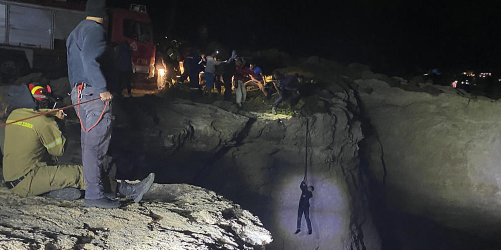 Auf der griechischen Insel Kythira müssen nach dem Untergang eines Segelbootes in der Nacht zu Donnerstag Menschen aus Seenot gerettet werden, dutzende Flüchtlinge werden vermisst. Über 100 Menschen sollen sich auf dem Boot befunden haben.