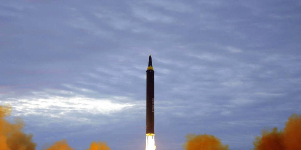 ARCHIV - Dieses von der nordkoreanischen Regierung verbreitete Bild zeigt den angeblichen Teststart einer Hwasong-12-Mittelstreckenrakete in Pjöngjang, Nordkorea, am 29. August 2017. Nordkorea hat am Dienstag, 4. Oktober 2022, zum ersten Mal seit ...
