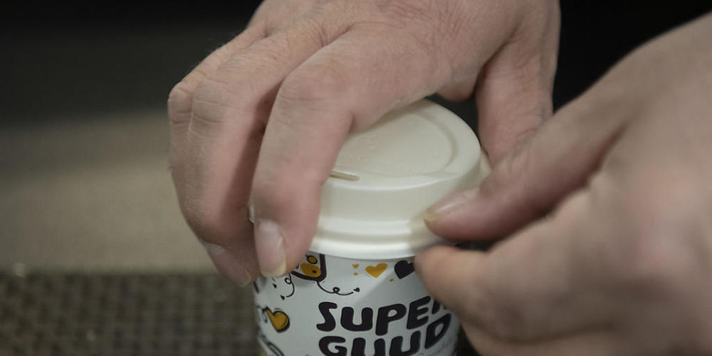 Valora will vermehrt auf Mehrweg-Kaffeebecher setzen (Archivbild)