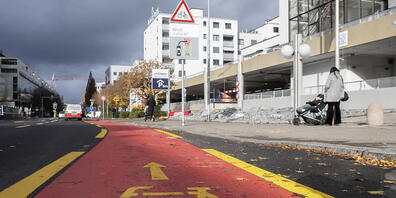 Erste Massnahmen gab es im Herbst 2020 in der Baslerstrasse.  Ab dem kommenden Jahr verbindet dann die erste Zürcher Velovorzugsoute Altstetten mit dem Kreis 4. (Archivbild)