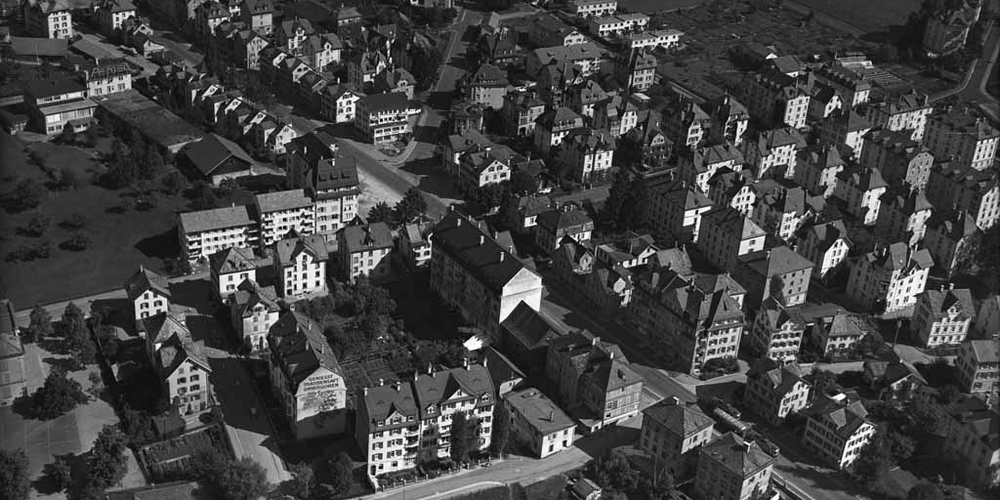 Eine Luftaufnahme des Krontalquartiers aus dem Jahr 1952. Die verschiedenen Wohngebiete gruppieren sich um die Rorschacherstrasse. Ganz oben in der Bildmitte ist der Sportplatz Krontal auszumachen, heute Paul-Grüninger-Stadion.