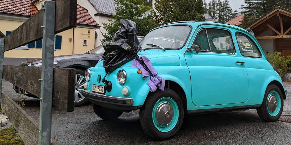 «Hollywood-Feeling» im Taminatal: Ein knalltürkiser Fiat und eine aufgeweckte Filmcrew.
