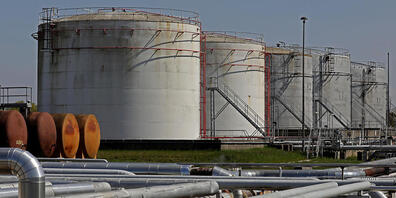 ARCHIV - Leitungen und Tanks im Grosstanklager Ölhafen Rostock an der Ostsee. Die EU-Staaten haben ein achtes Paket mit Sanktionen gegen Russland auf den Weg gebracht. Foto: Bernd Wüstneck/dpa